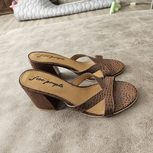 Free People Charlie V Heel Sandals - Picture 5 of 8